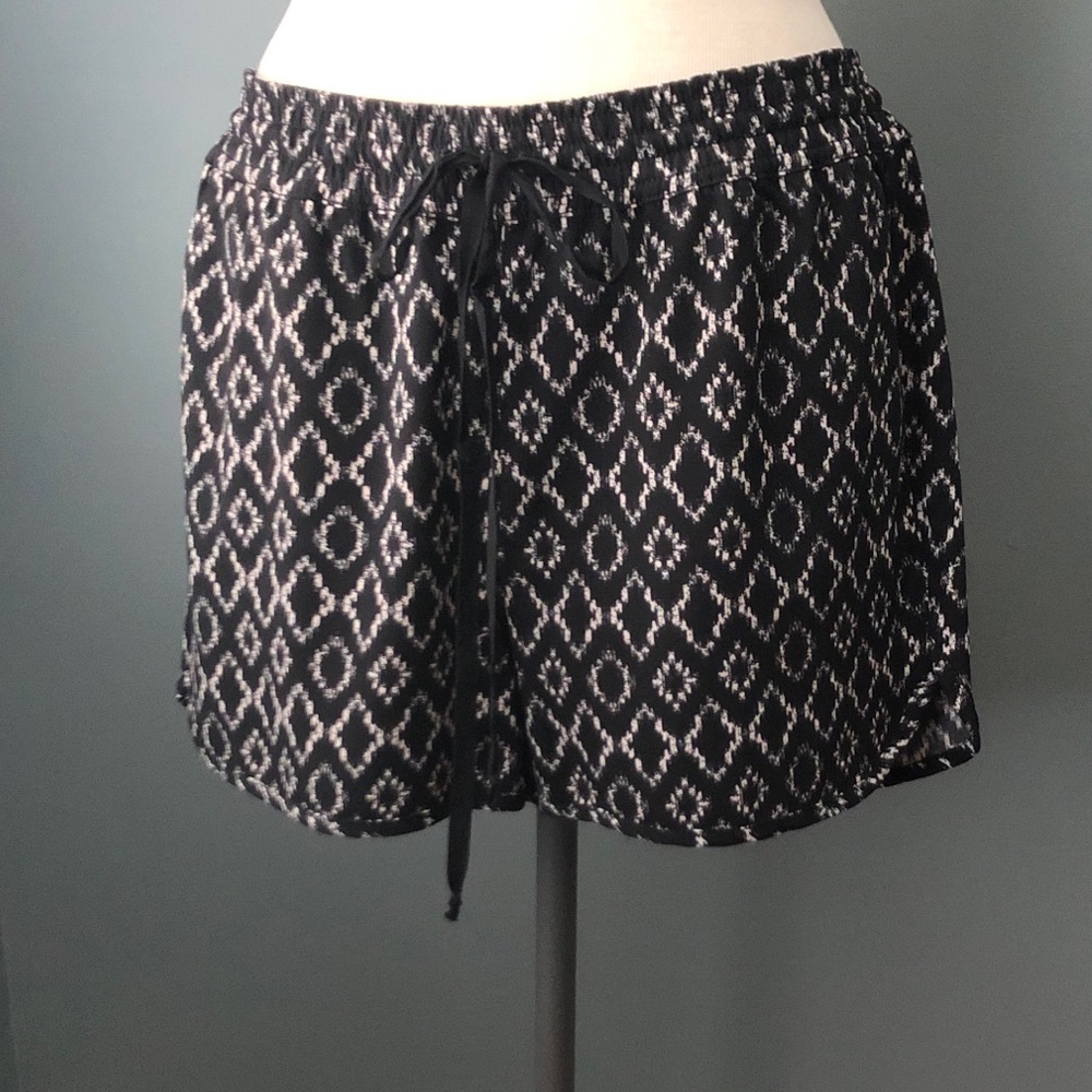 Banana Republic Tie Waist Black Patterned Shorts